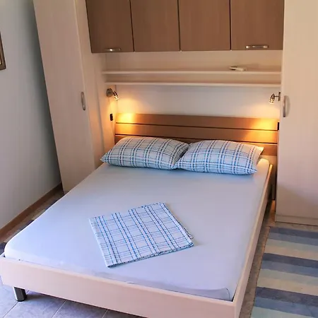 Affittacamere Apartments&rooms Mir 3*